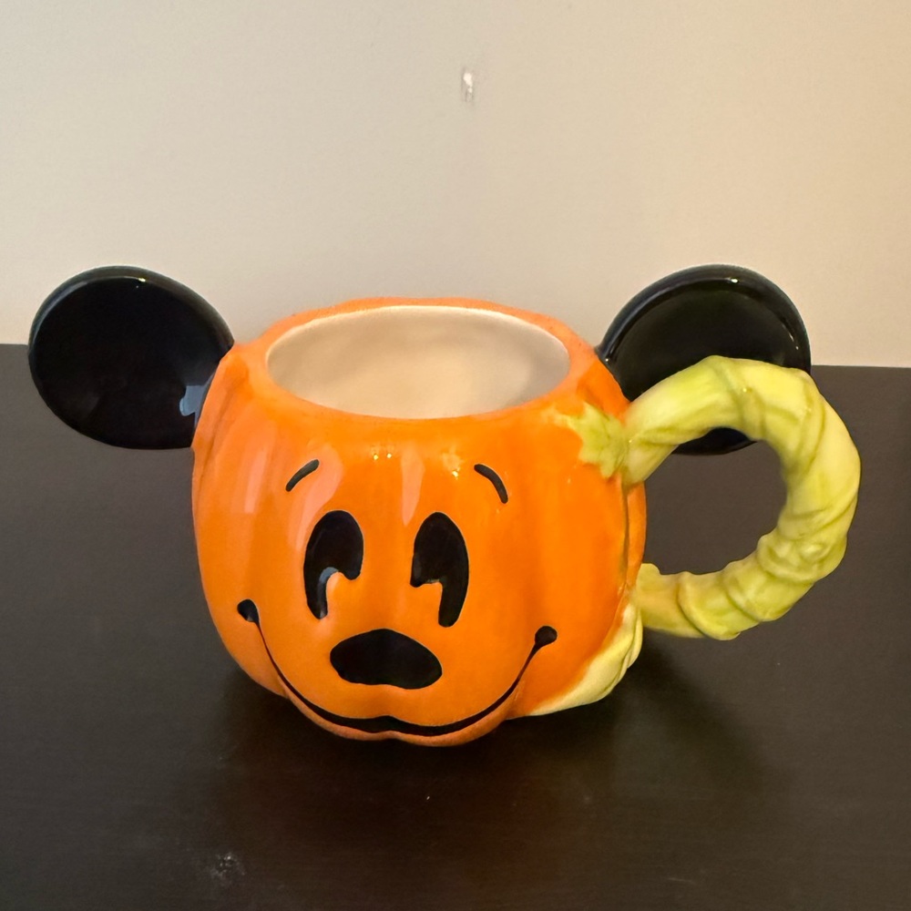 Disney Store - Mickey & Minnie Mouse Picnic Kiss Coffee Mug